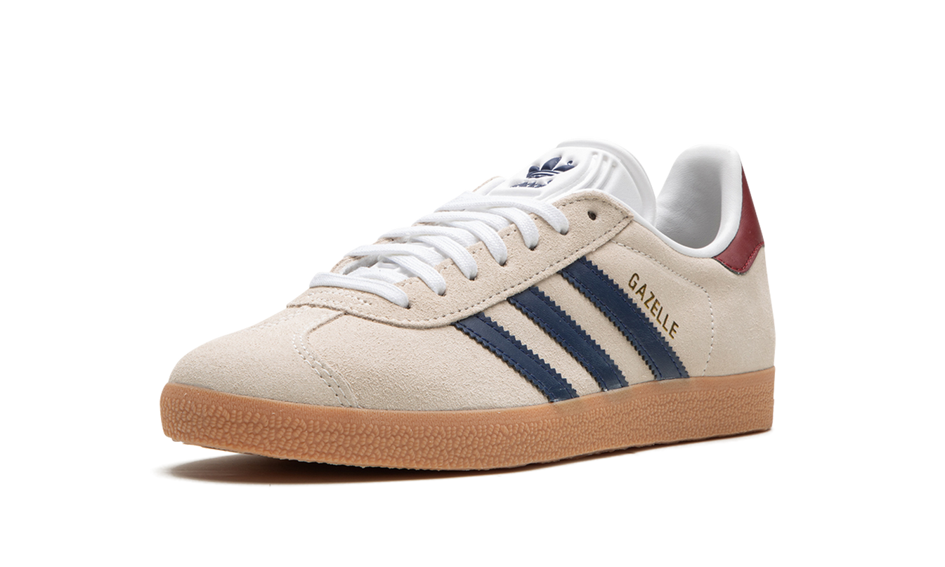 Adidas Gazelle schoenen in Off White, donkerblauw en gumkleurige zool, comfortabele sneakers voor casual gebruik