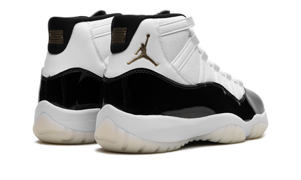 Sportieve Air Jordan 11 "Gratitude" schoenen in zwart en wit met glanzende details, ontworpen door Mijn winkel.