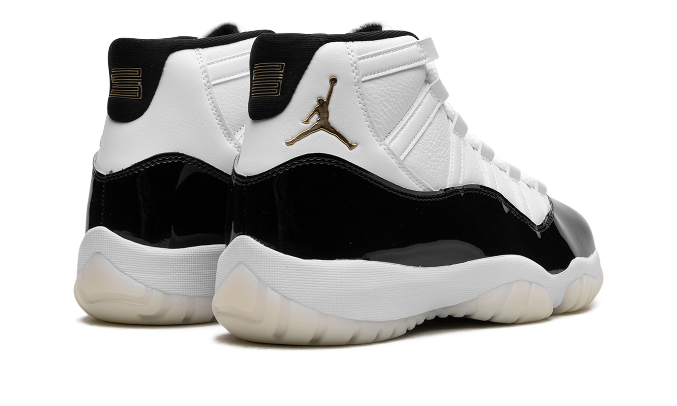 Sportieve Air Jordan 11 "Gratitude" schoenen in zwart en wit met glanzende details, ontworpen door Mijn winkel.