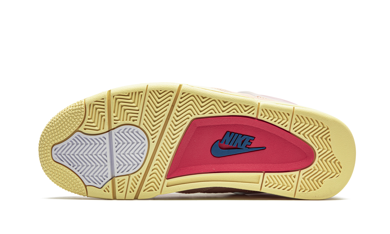 Lichte Air Jordan 4 Retro SP schoenen in Guava Ice kleur, met witte en grijze details en oranje accenten, van het merk Mijn winkel