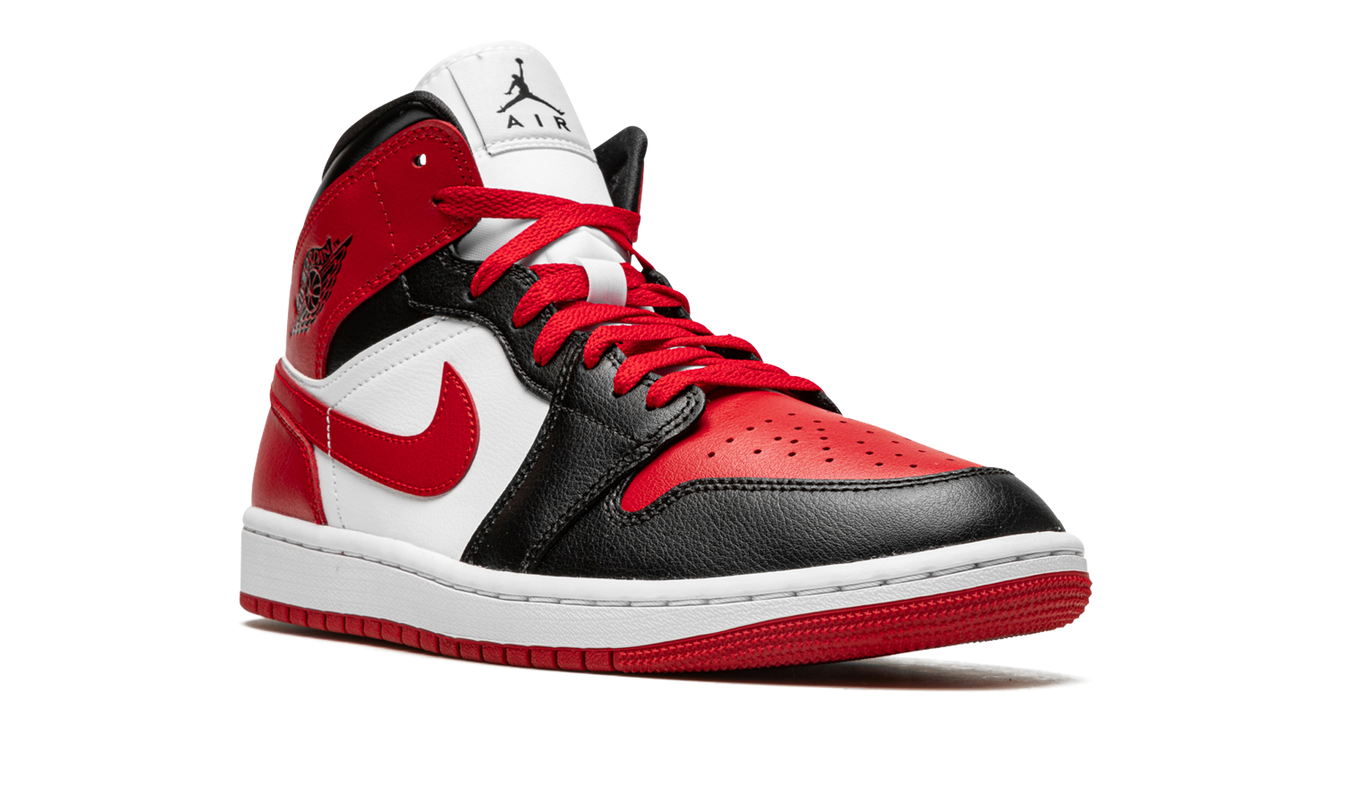 Lucht Jordan 1 MID WMNS "Alternate Bred Toe" sneakers in zwart, rood en wit met leren details en witte zool.