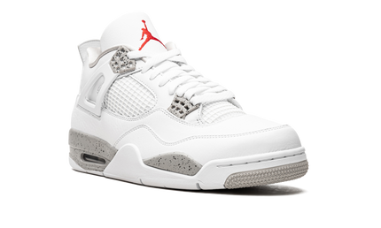 Witte Air Jordan 4 Retro schoenen met zwarte en grijze details, iconisch design en Nike Air logo zichtbaar.