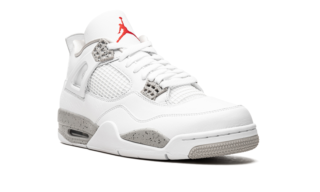 Witte Air Jordan 4 Retro schoenen met zwarte en grijze details, iconisch design en Nike Air logo zichtbaar.