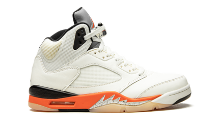 Sneakers Air Jordan 5 Retro "Shattered Backboard" met zwart, oranje en witte details, zichtbaar op de schoen.