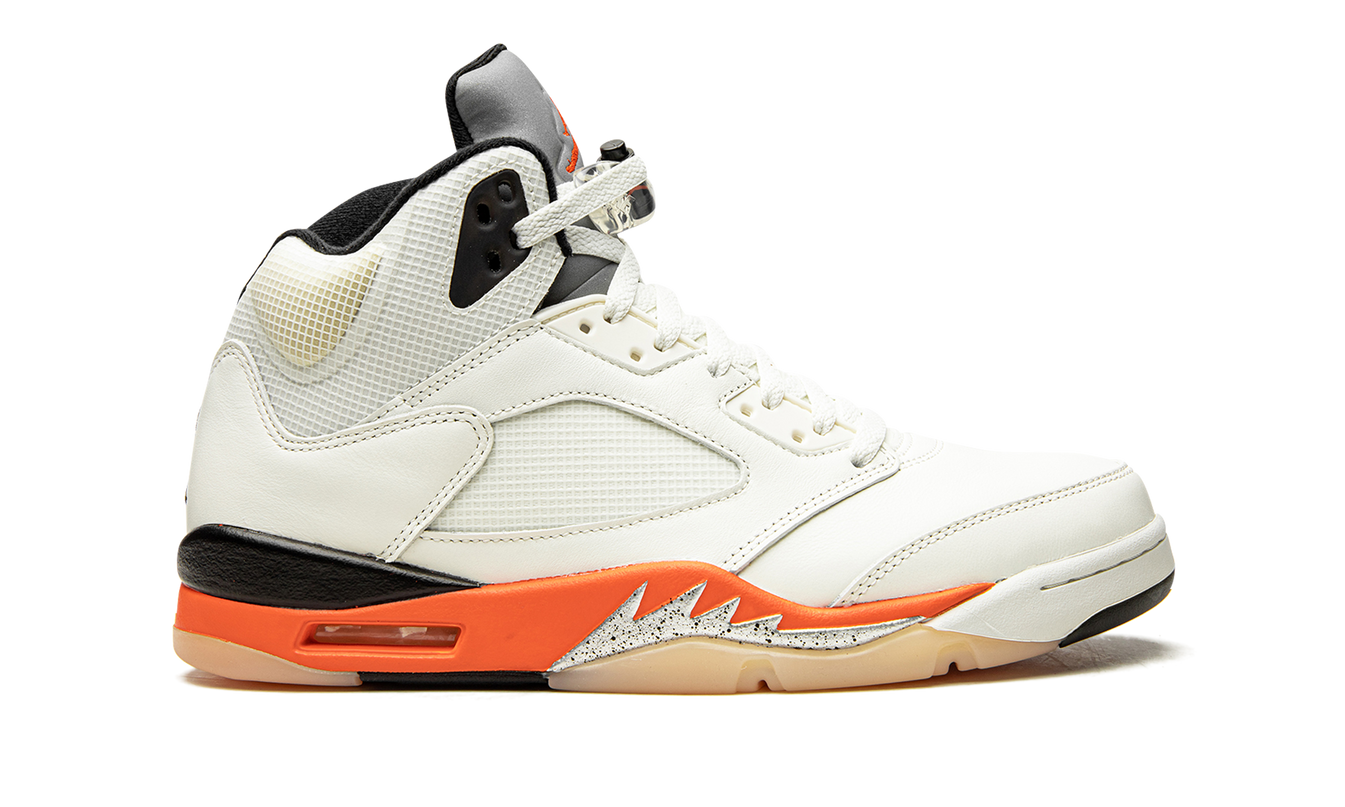 Sneakers Air Jordan 5 Retro "Shattered Backboard" met zwart, oranje en witte details, zichtbaar op de schoen.