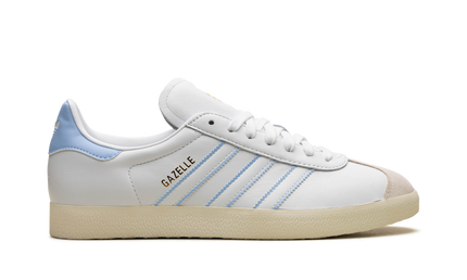 Dames Adidas Gazelle "Argentina" schoenen in wit en blauw met suède details, zijaanzicht.