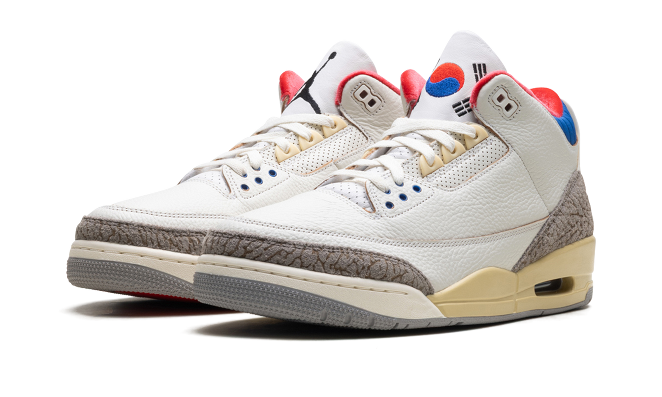 Sneakers Air Jordan 3 "Seoul 2.0" in zwart en wit met gedetailleerde ontwerpen en oranje accenten, zichtbaar in de afbeelding.