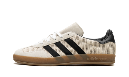 Adidas Gazelle Indoor schoenen in Aluminum en Core Black, zwart en gouden details, geschikt voor binnen sporten.