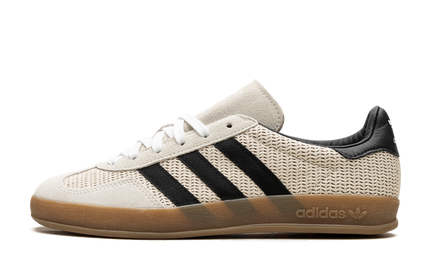 Adidas Gazelle Indoor schoenen in Aluminum en Core Black, zwart en gouden details, geschikt voor binnen sporten.