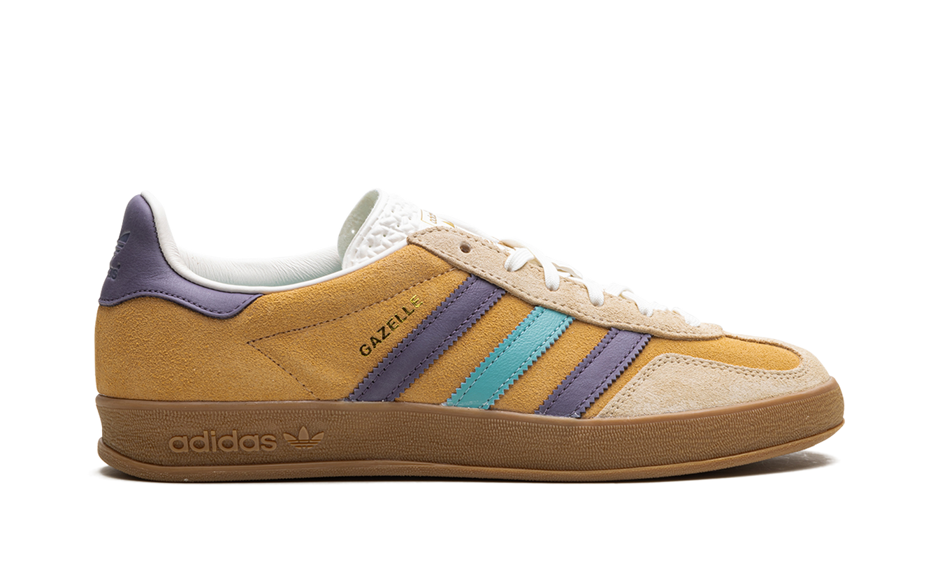 Oranje paar Adidas Gazelle indoor schoenen met paarse details, stevige sportschoenen voor binnen sporten.
