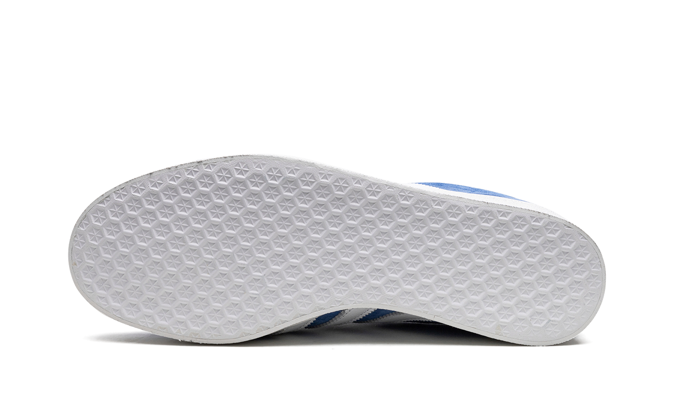 Lichte blauwe Adidas Gazelle 85 schoenen met suède bovenwerk en witte zool, zichtbaar van de zijkant.