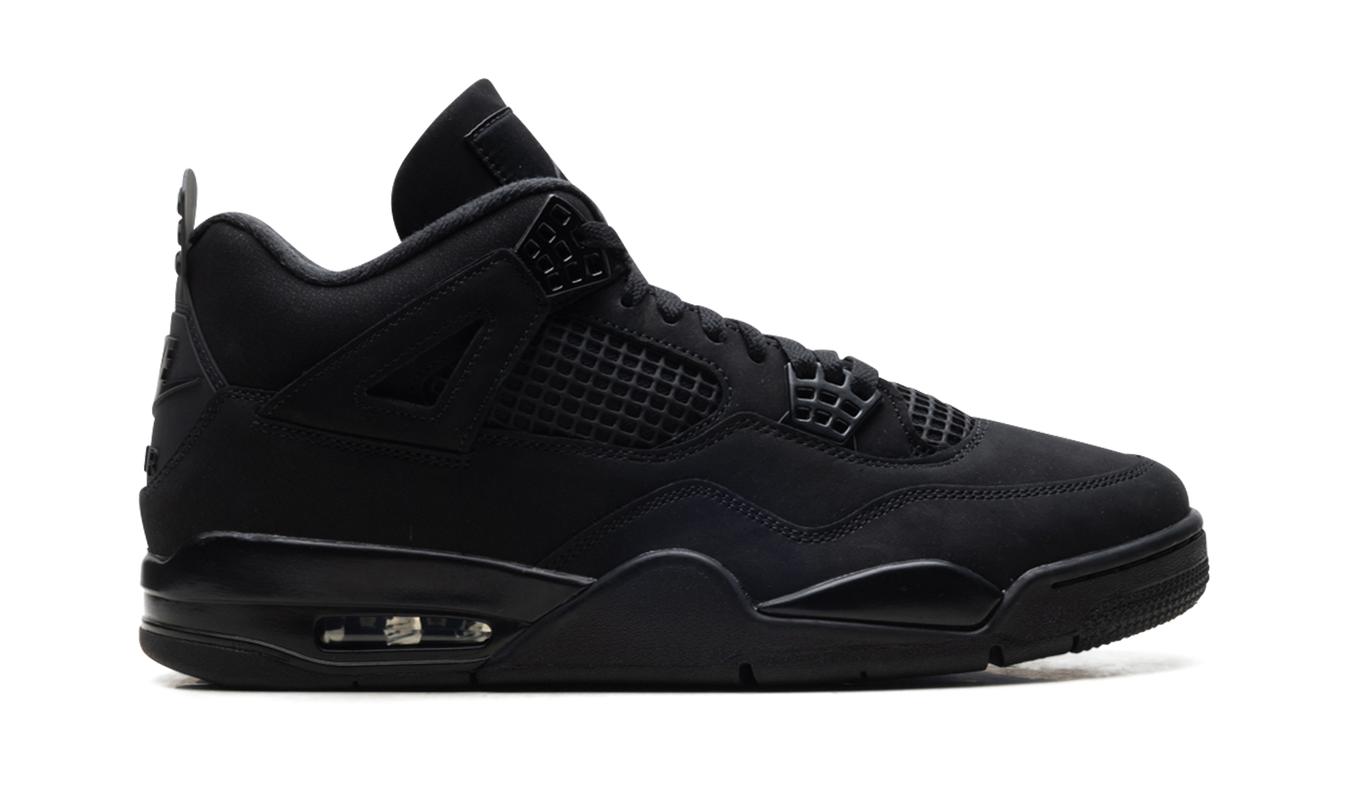 Zwarte Air Jordan 4 "Black Cat 2025" sneakers van Mijn winkel, close-up van het leer en de details van de schoenen.