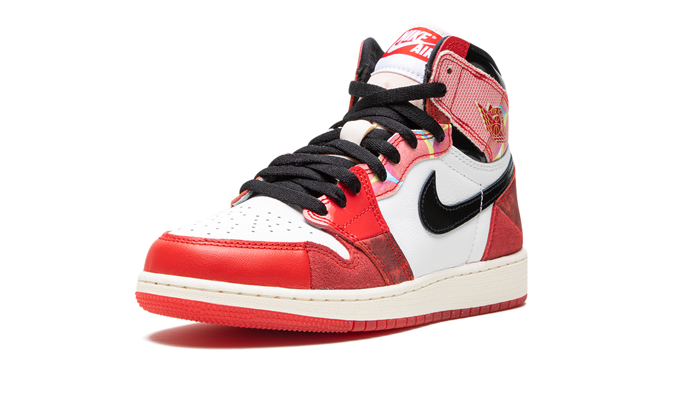 Sportieve Air Jordan 1 High OG GS schoenen met Spider-Man Across the Spider-Verse ontwerp en rood-blauwe details.