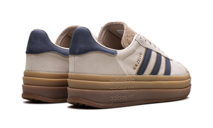 Damesschoenen Adidas Gazelle Bold in Cream Night Indigo, zijaanzicht met witte zool en donkerblauwe details.