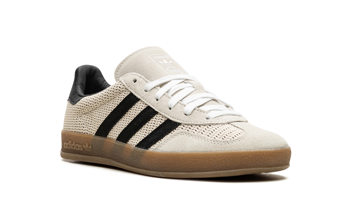Adidas Gazelle indoor schoenen in aluminum en zwart met zwarte details, ideaal voor binnen sporten en casual dragen.