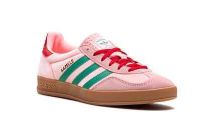Dames Adidas Gazelle Indoor schoenen in roze fluweel, comfortabel en stijlvol voor binnenshuis gebruik