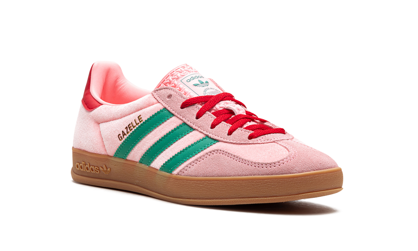 Dames Adidas Gazelle Indoor schoenen in roze fluweel, comfortabel en stijlvol voor binnenshuis gebruik