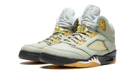 Zwarte Air Jordan 5 Retro schoenen met jadegroene accenten en witte zool, zichtbaar van de zijkant.