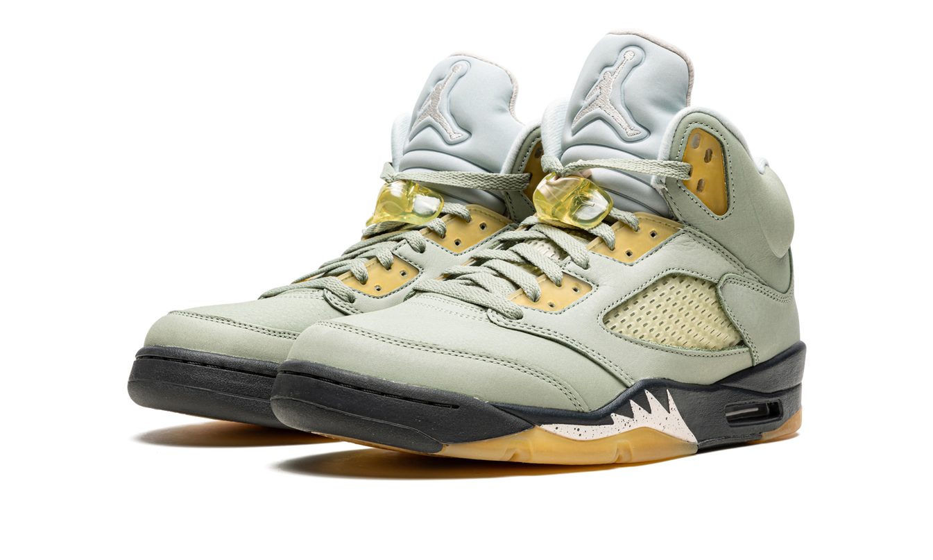 Zwarte Air Jordan 5 Retro schoenen met jadegroene accenten en witte zool, zichtbaar van de zijkant.