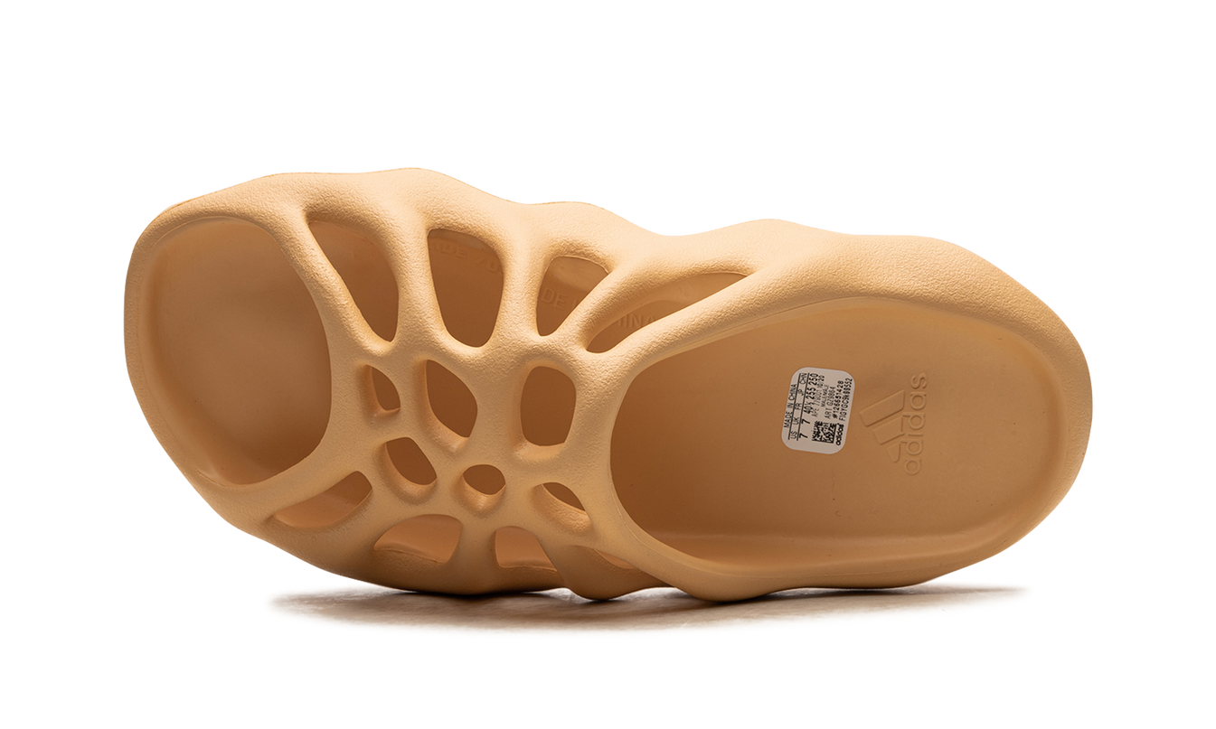 Witte Yeezy 450 slides van Mijn winkel, comfortabele schoenen met een minimalistisch ontwerp en zachte zool.