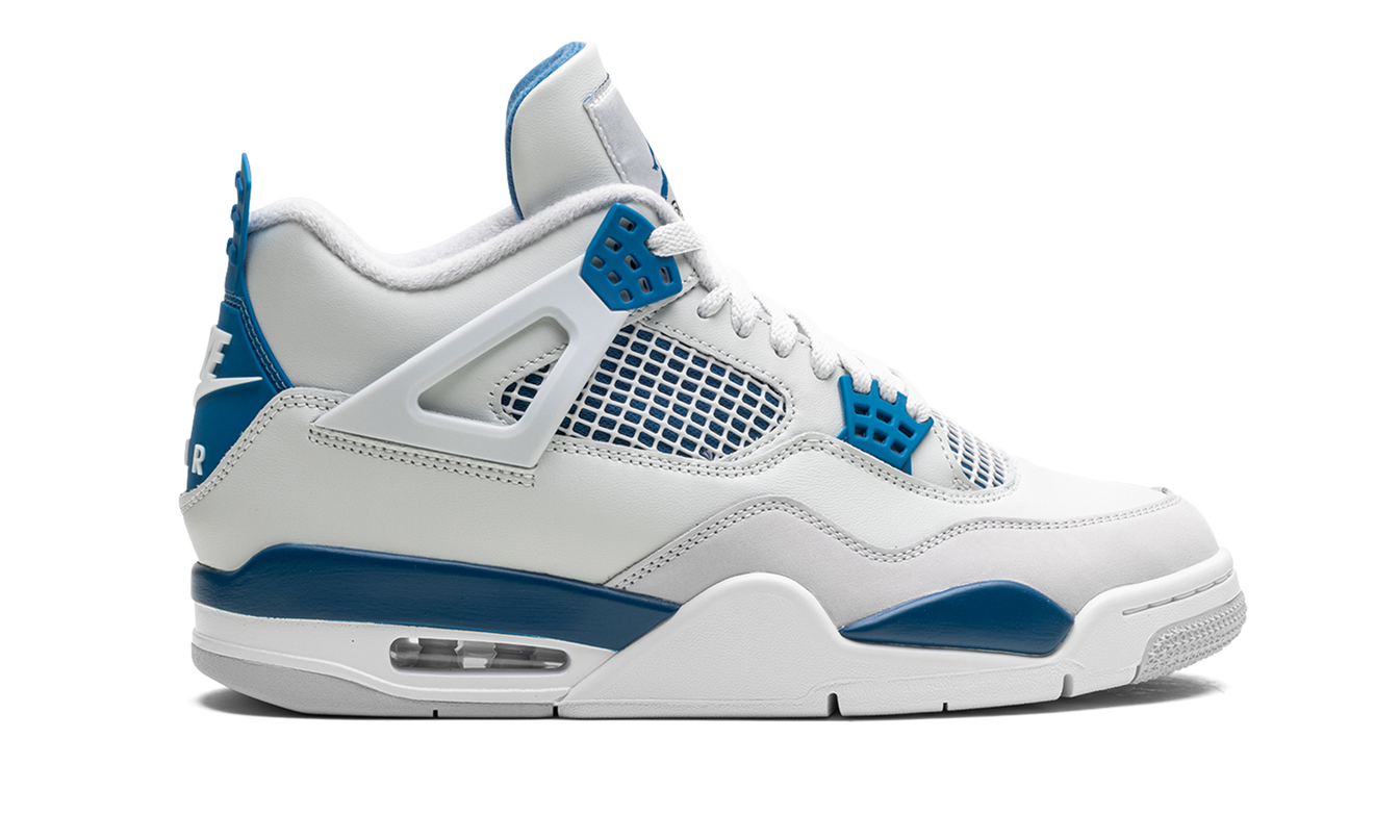 Lucht Jordan 4 OG "Military Blue" schoenen met blauw en grijs leer, zichtbaar van de zijkant op een witte achtergrond