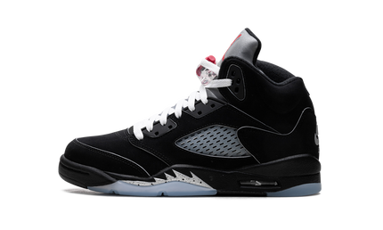 Zwarte Air Jordan 5 Retro OG GS sneakers met metallic details en herontworpen ontwerp, zichtbaar in de afbeelding