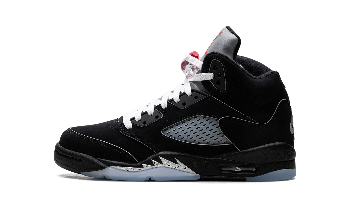 Zwarte Air Jordan 5 Retro OG GS sneakers met metallic details en herontworpen ontwerp, zichtbaar in de afbeelding