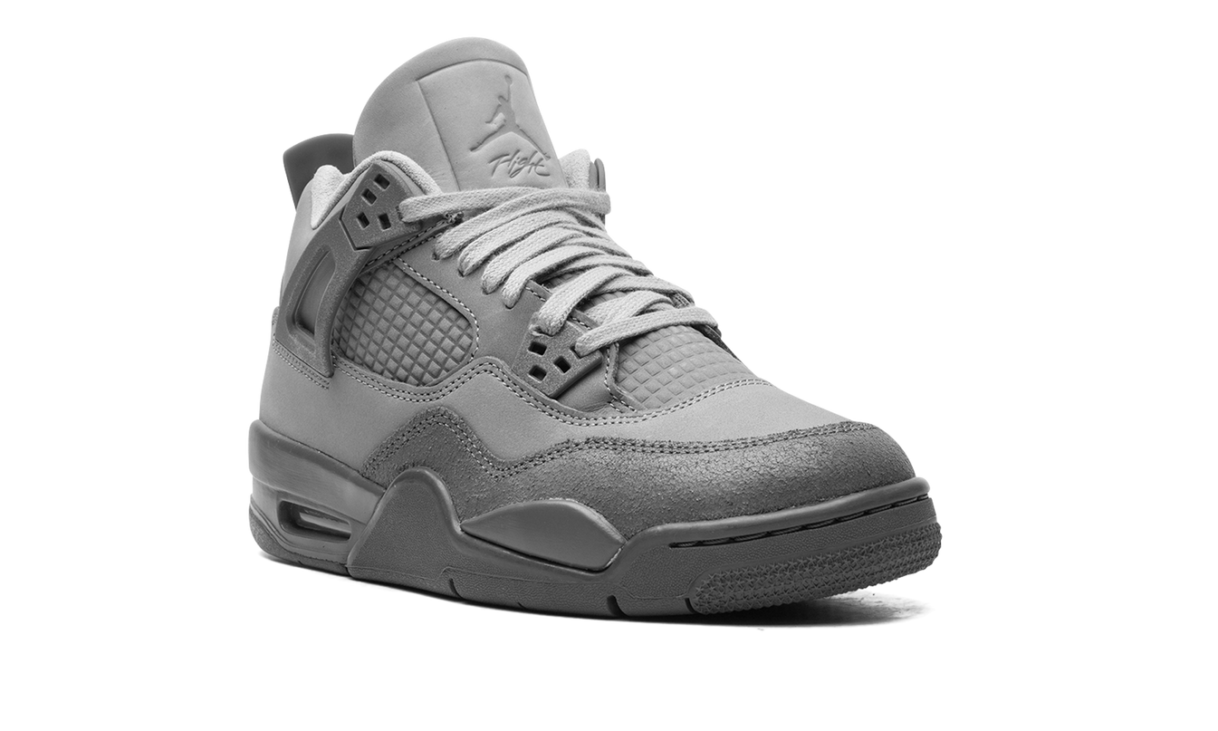 Sneakers Air Jordan 4 GS "Wet Cement" in grijs en wit, lage schoenen met leren en suède details, zichtbaar op de afbeelding.