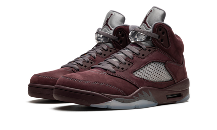 Sneakers Air Jordan 5 Burgundy 2023 met roodbruine leren bovenkant en witte zool, zichtbaar op de afbeelding.