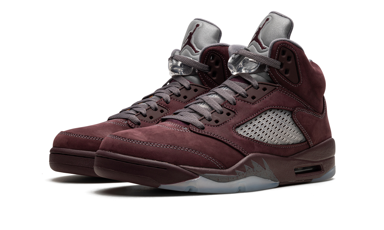 Sneakers Air Jordan 5 Burgundy 2023 met roodbruine leren bovenkant en witte zool, zichtbaar op de afbeelding.