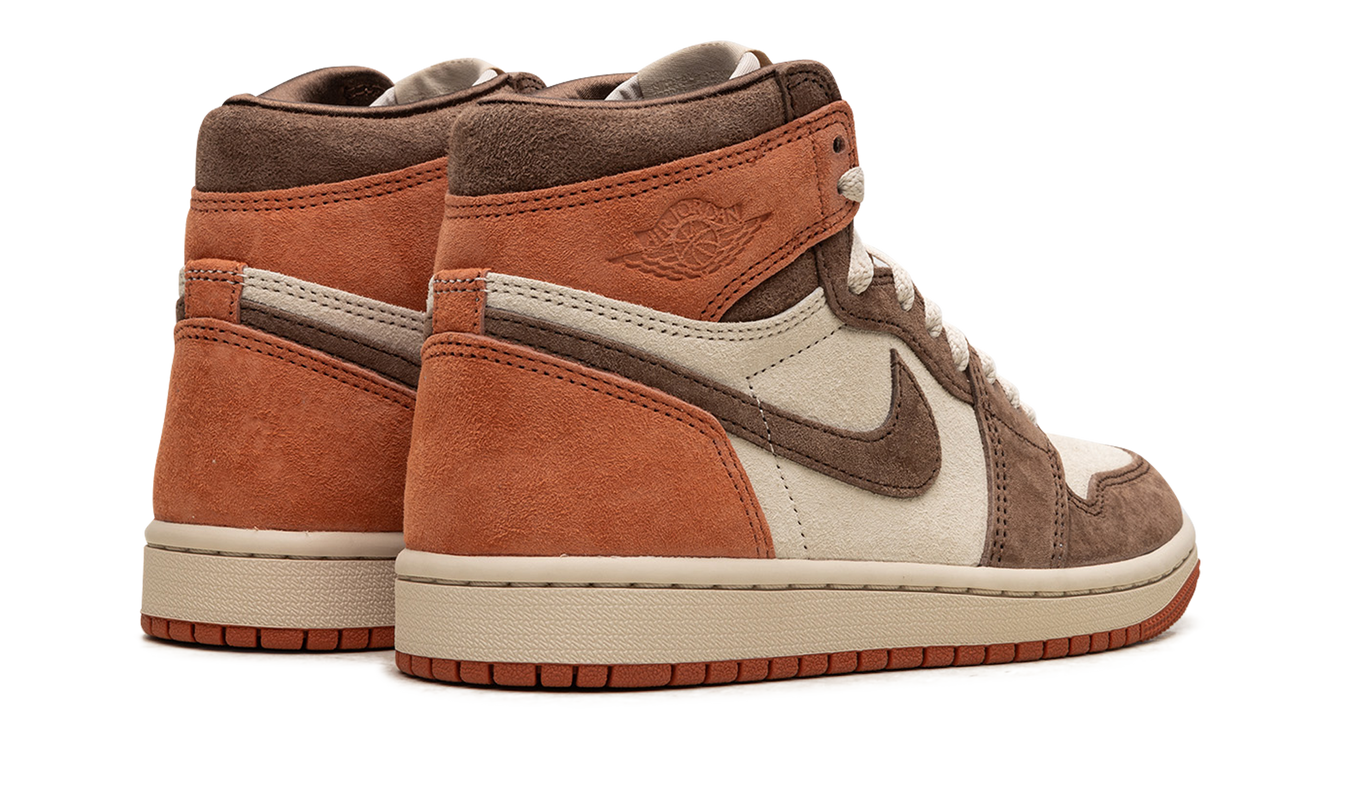 Lucht Jordan 1 HIGH OG WMNS Dusted Clay schoenen in zwart en oranje met leren detail, zichtbaar van de zijkant.