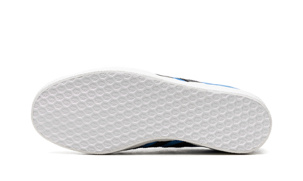 Blauwe Adidas Gazelle schoenen met witte zool en zwarte accenten, gemaakt van suède, voor heren.