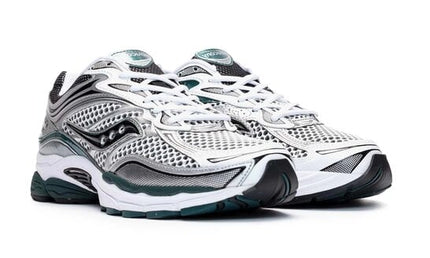 Witte en groene Saucony ProGrid Omni 9 sneakers met groen details, geschikt voor sport en casual dragen.