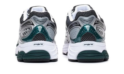 Sneakers van Saucony ProGrid Omni 9 in wit en groen, met witte zool en groen details, voor heren.