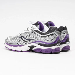 Unisex Saucony ProGrid Omni 9 sneakers in wit, zwart, zilver en paars met sportieve uitstraling en ademend materiaal.