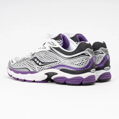 Unisex Saucony ProGrid Omni 9 sneakers in wit, zwart, zilver en paars met sportieve uitstraling en ademend materiaal.