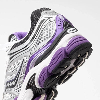 Unisex Saucony ProGrid Omni 9 sneakers in wit, zwart, zilver en paars met witte details, geschikt voor sportieve activiteiten.