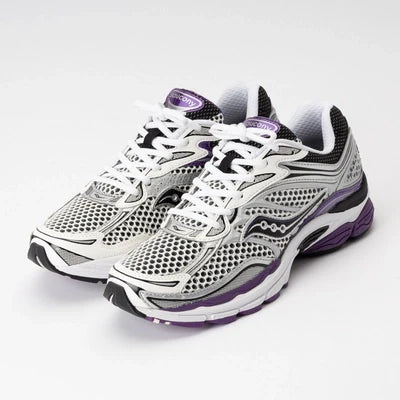 Unisex Saucony ProGrid Omni 9 sneakers in wit, zwart, zilver en paars met leren details, geschikt voor hardlopen en training.