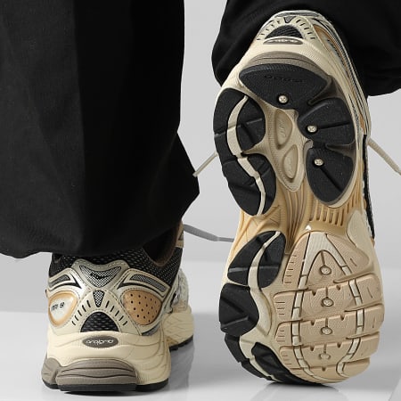Geel paar Saucony ProGrid Omni 9 sneakers van CAPE EXCLUSIVES, met witte en zwarte details, zichtbaar vanaf de zijkant.