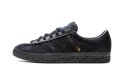 Zwarte Adidas Gazelle schoenen in triple zwart, casual sneakers met zwarte veters en suède materiaal voor dames en heren.
