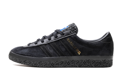 Zwarte Adidas Gazelle schoenen in triple zwart, casual sneakers met zwarte veters en suède materiaal voor dames en heren.