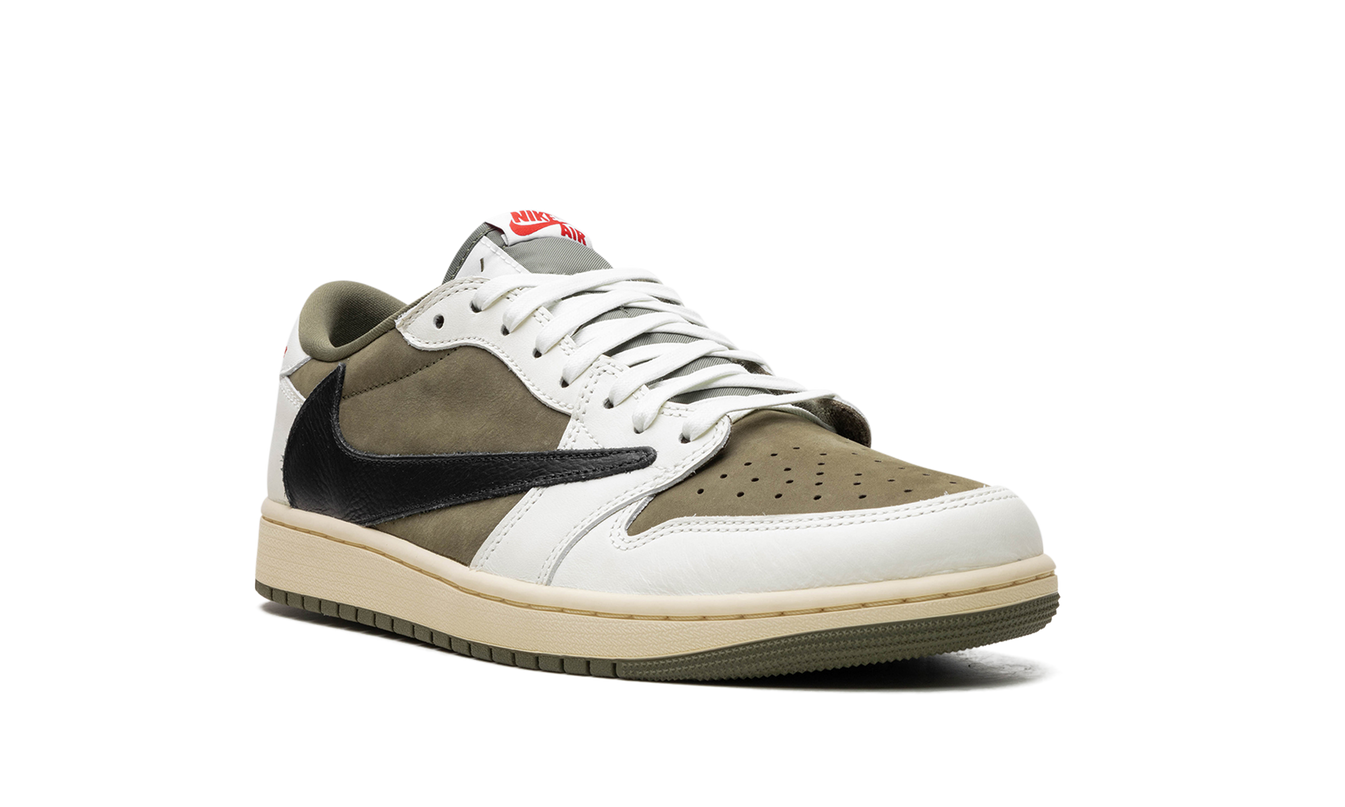 Air Jordan 1 sneakers "Travis Scott" Medium Olive met groene en bruine details, zichtbaar op de schoenen.
