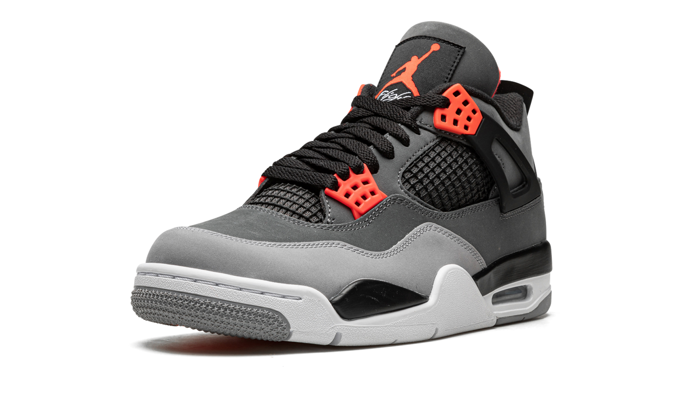 Leren Air Jordan 4 Retro schoenen in zwart en rood met witte details, zichtbaar op de afbeelding.