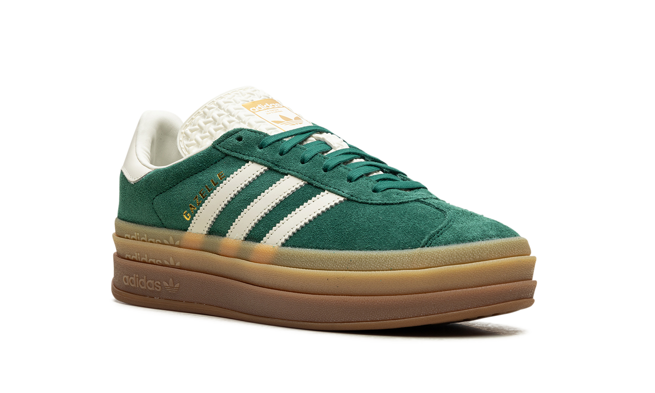 Groene Adidas Gazelle Bold damesschoenen met witte en gouden details, sportieve en stijlvolle sneakers.