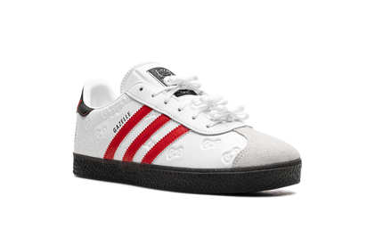 Adidas Gazelle GS "Hello Kitty" schoenen in roze en wit met Hello Kitty-ontwerp, zichtbaar op een paar schoenen.