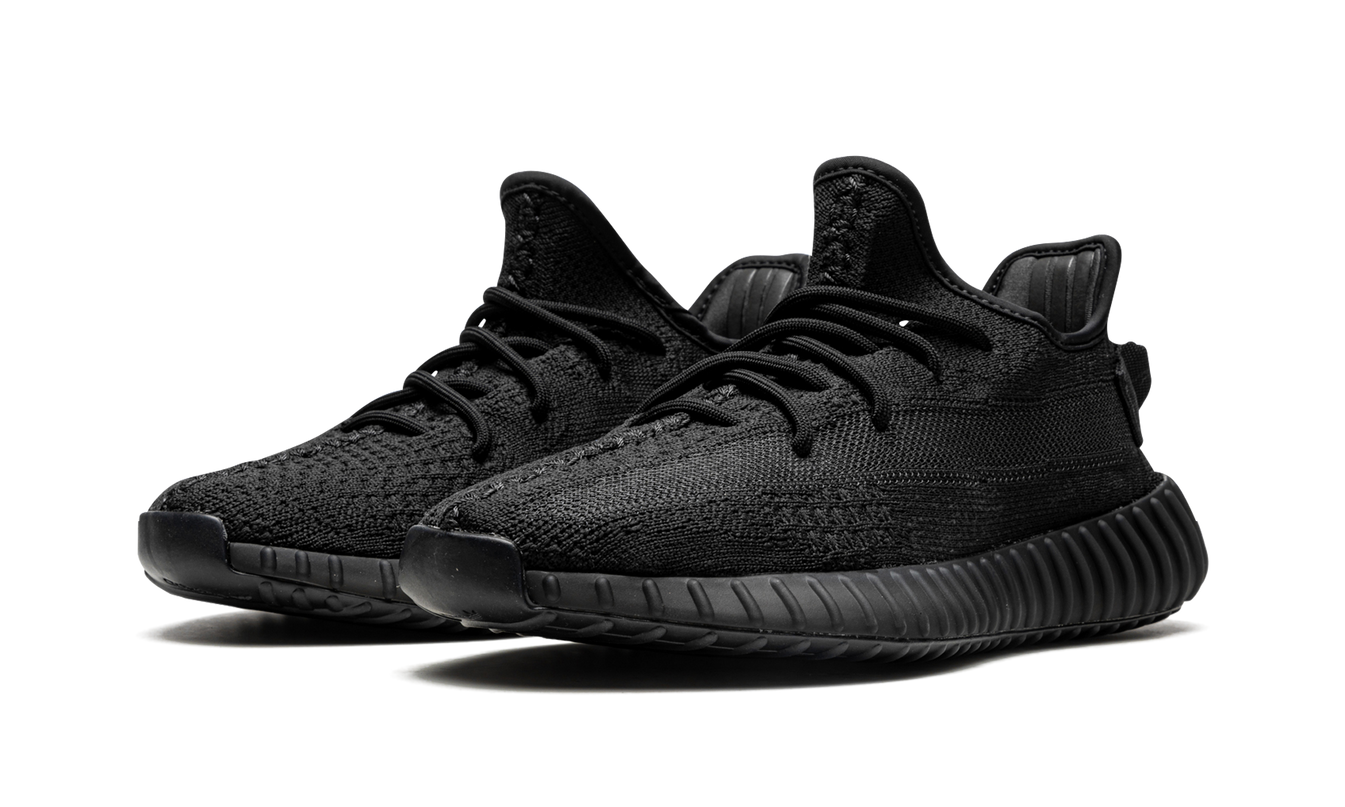 Zwarte Yeezy Boost 350 V2 schoenen met witachtig patroon en dikke zolen, ontworpen door Mijn winkel.