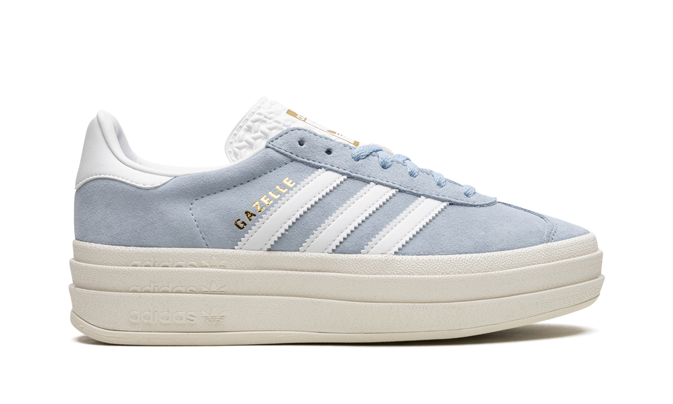 Adidas Gazelle BOLD WMNS schoenen in Clear Sky Blue met witte details, gerangschikt op een witte achtergrond.