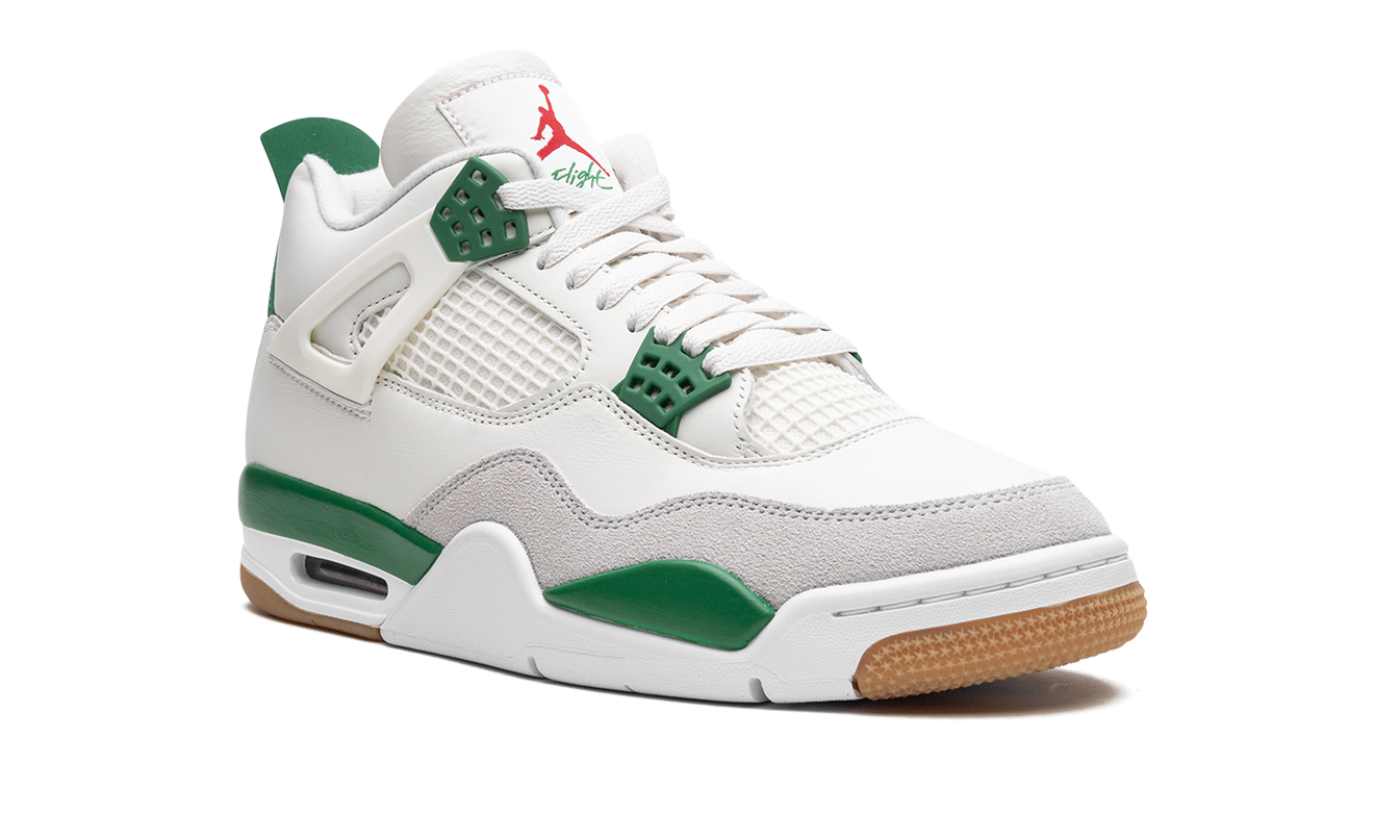 Sneakers Air Jordan 4 Retro SB "Pine Green" in groene en witte kleuren met leren en suède details.