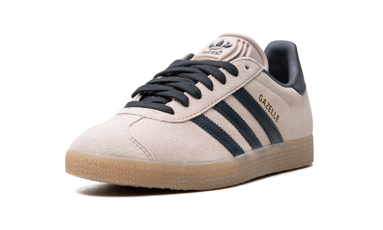 Adidas Gazelle Wonder Taupe sneakers, lichte taupe schoenen met witte details, zichtbaar op een witte achtergrond.