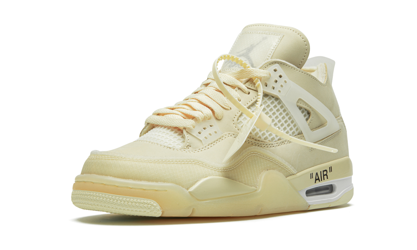 Witte Air Jordan 4 Retro SP WMNS sneakers met Off-White stijl, zichtbaar op een witte achtergrond.